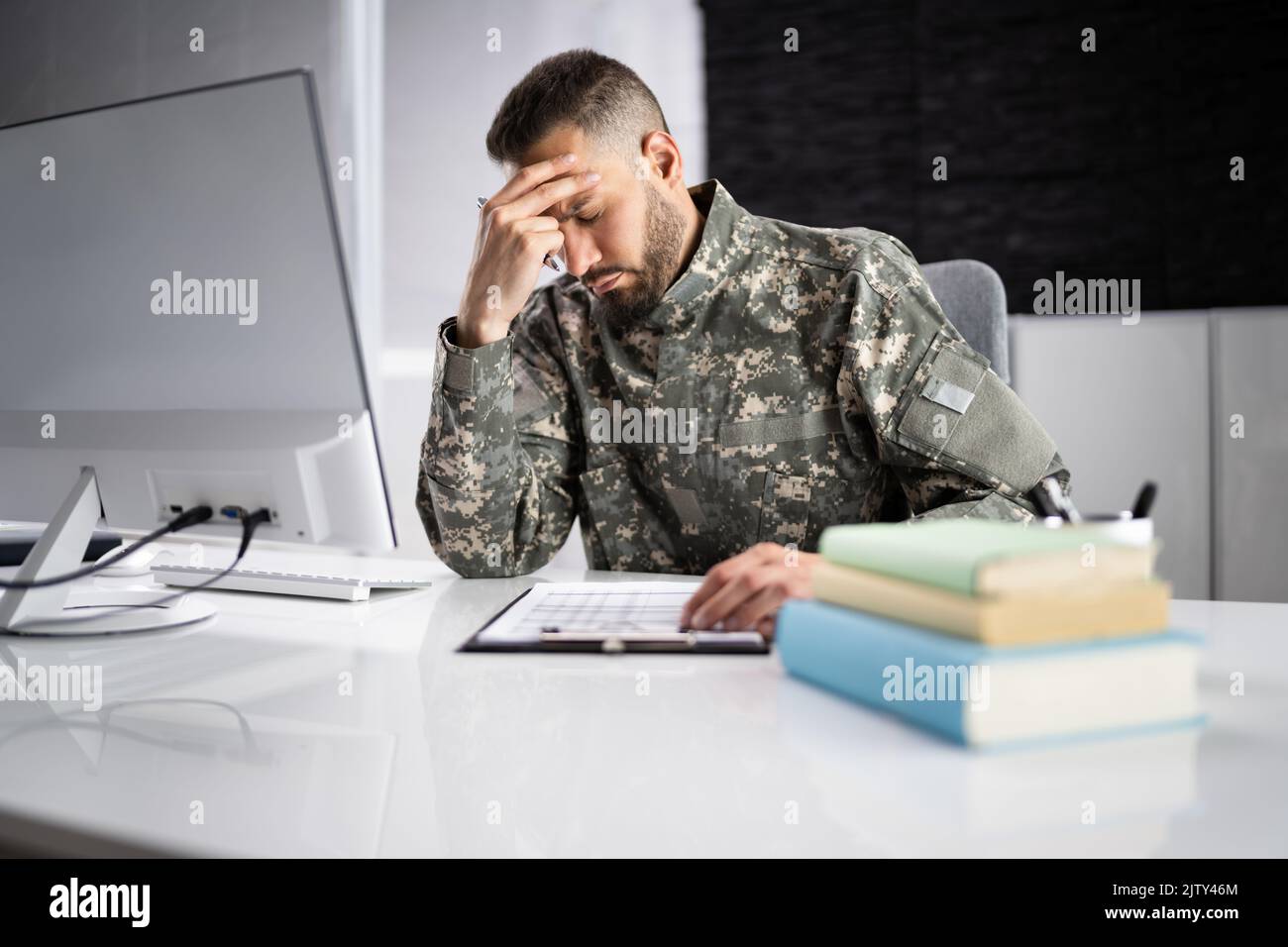 Triste frustré militaire vétéran étudiant faire le test à l'université Banque D'Images