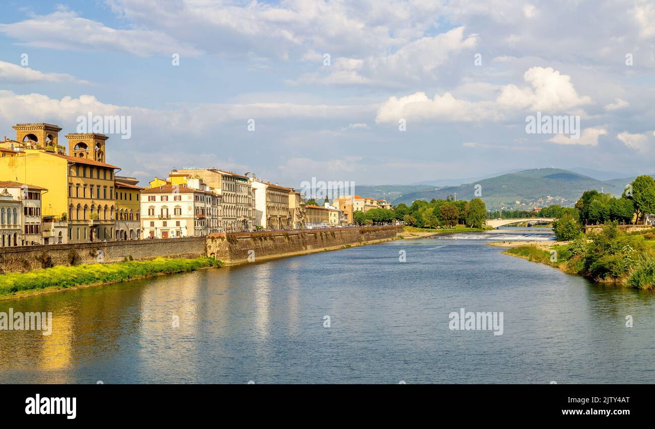 La rivière Arno qui traverse Florence Banque D'Images