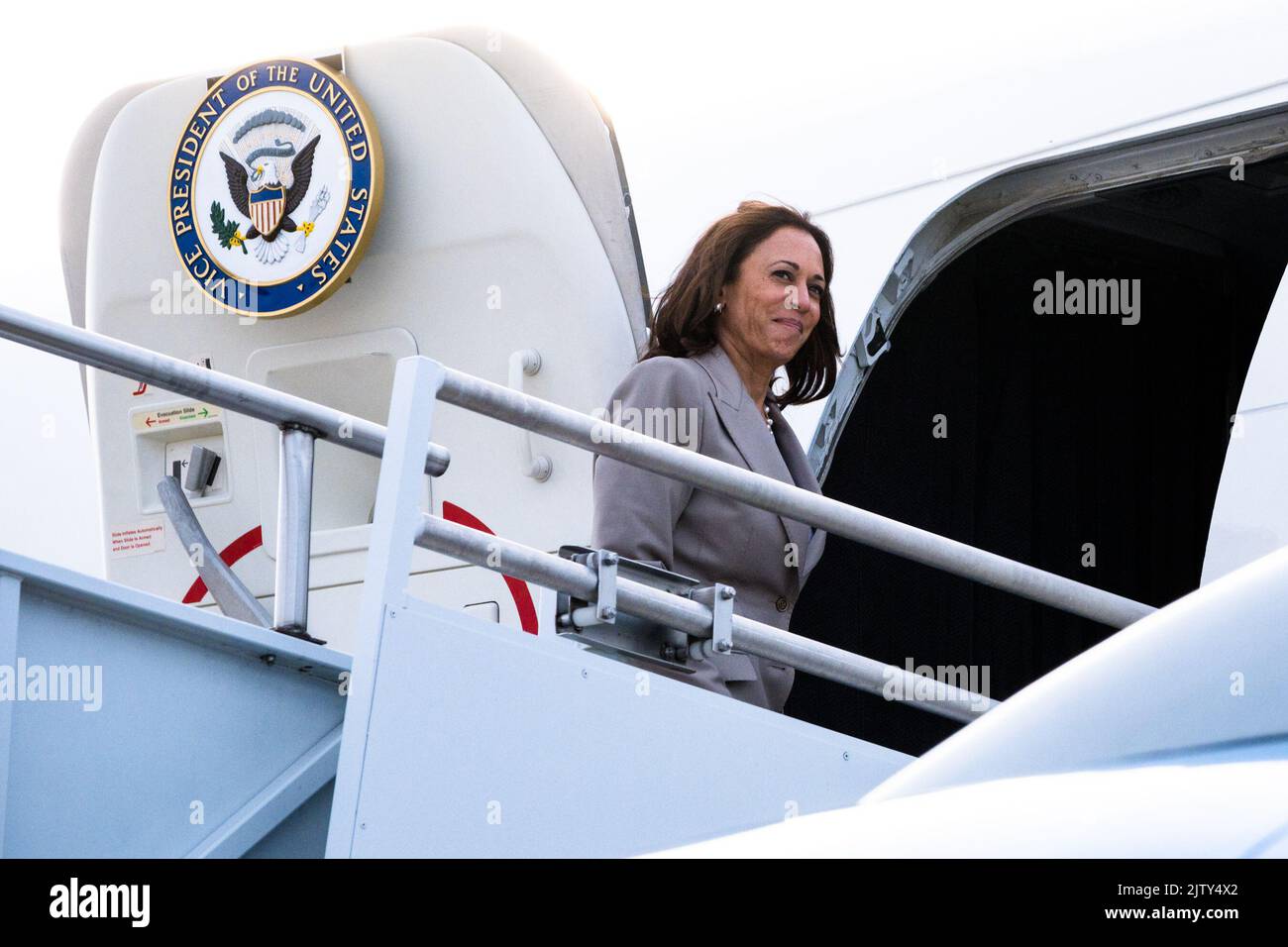 LE vice-président AMÉRICAIN Kamala Harris quitte l'aéroport international de Raleigh-Durham à Morrisville, en Caroline du Nord, aux États-Unis, le jeudi 1 septembre. 2022. Harris a prononcé aujourd'hui des remarques pour souligner l'engagement de l'administration Biden-Harris à réduire les coûts par le biais de la Loi sur la réduction de l'inflation, selon la Maison Blanche. Photographe: Cornell Watson/Pool/Sipa USA Banque D'Images