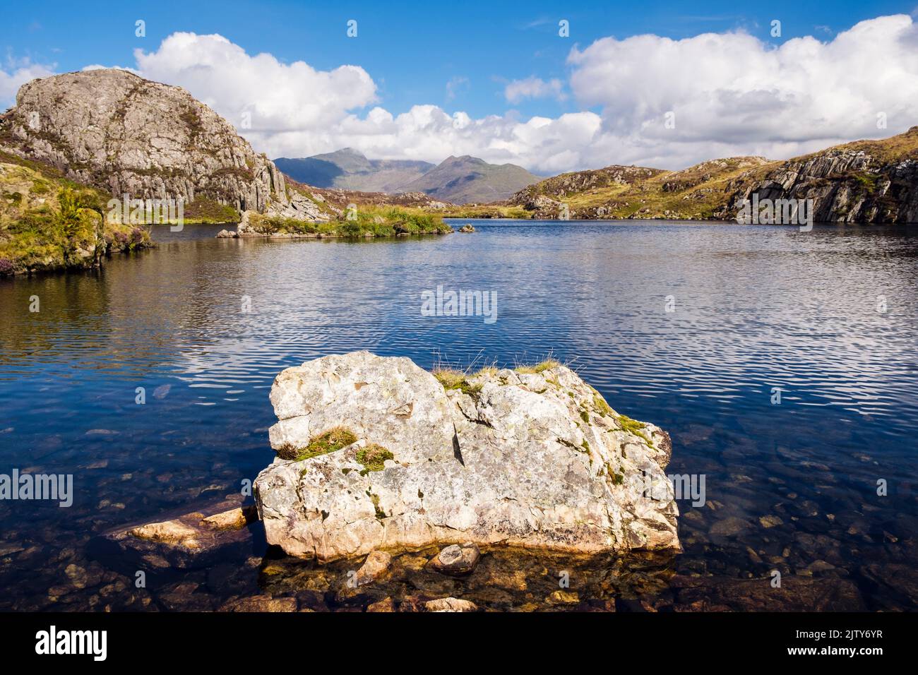 Le Snowdon Horseshoe vue de l'autre côté de Llyn Cerrig y myllt sur les pentes inférieures de Cnicht. Beddgelert, Gwynedd, nord du pays de Galles, Royaume-Uni, Grande-Bretagne Banque D'Images