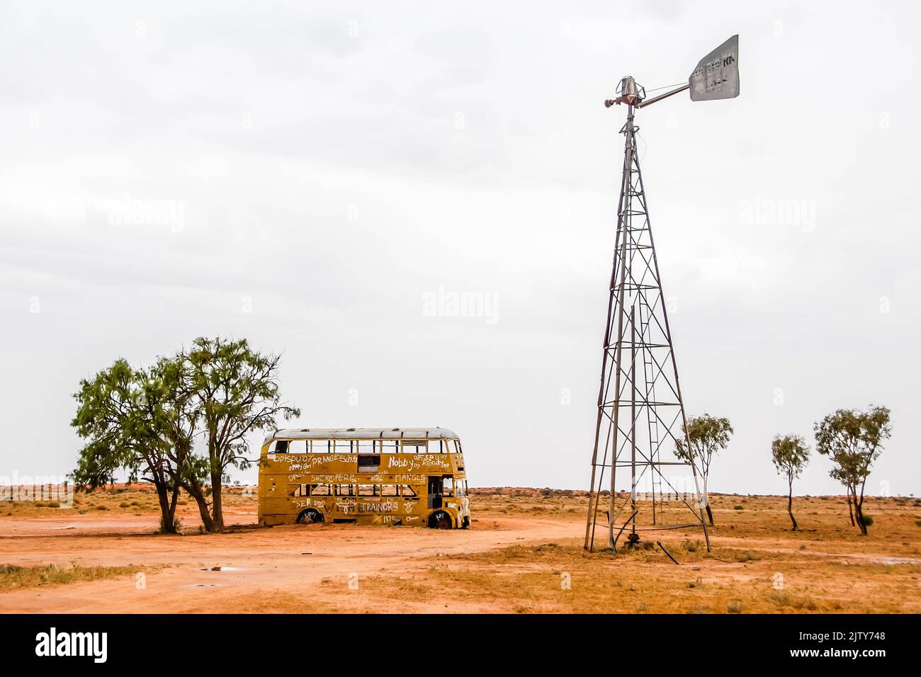 Bus et moulin à vent, Strzelecki Track Banque D'Images