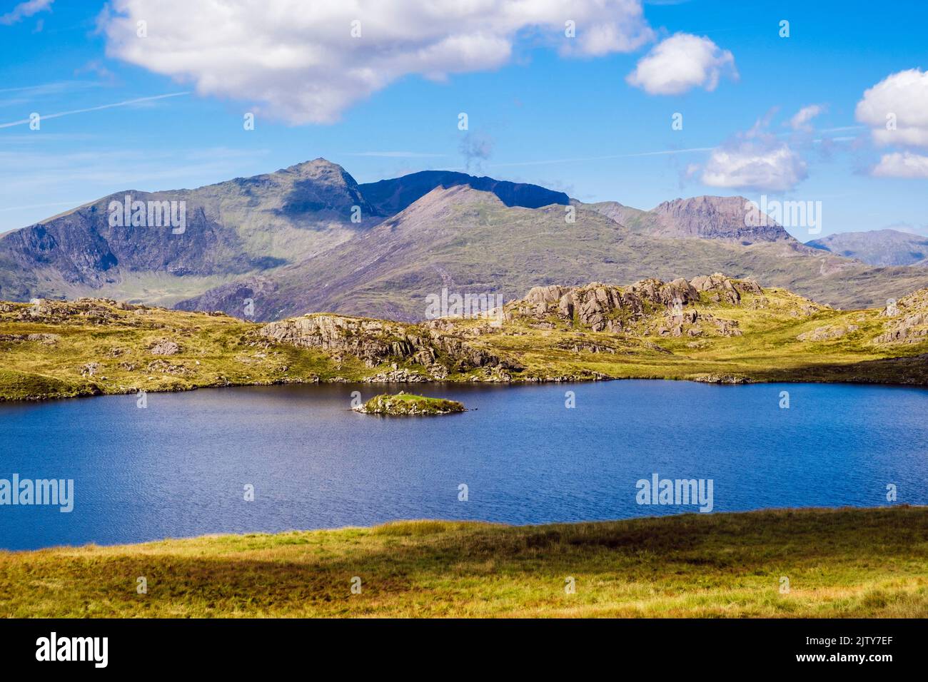 Le fer à cheval du mont Snowdon vue de l'autre côté du lac Llyn yr Adar sur le Cnicht dans le parc national de Snowdonia. Beddgelert, Gwynedd, nord du pays de Galles, Royaume-Uni, Grande-Bretagne Banque D'Images