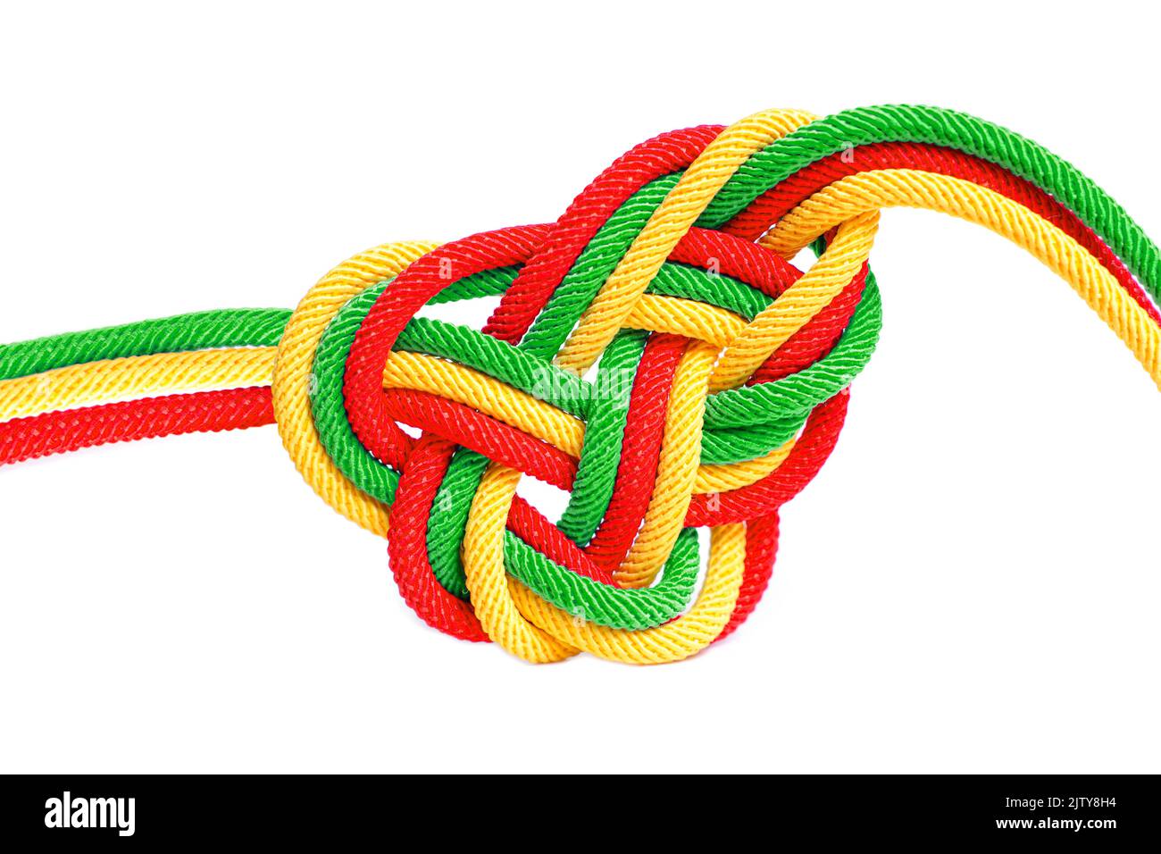 Nœud celtique en forme de coeur fait de cordes tressées peint les couleurs du drapeau national de Lituanie sur fond blanc. Unité créative, foi et p Banque D'Images