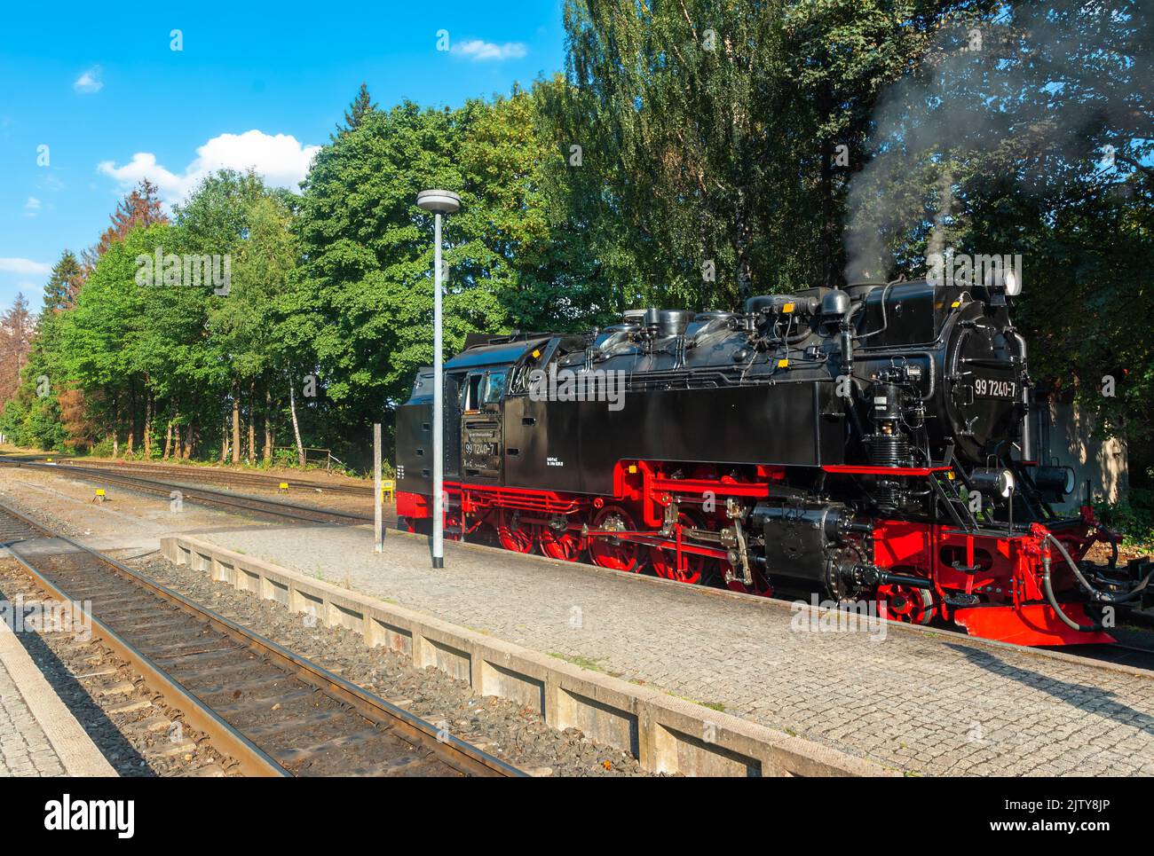 Schierke, Allemagne - 8 août 2022: Locomotive à vapeur de Brocken chemin de fer dans la réserve nationale de Harz Banque D'Images