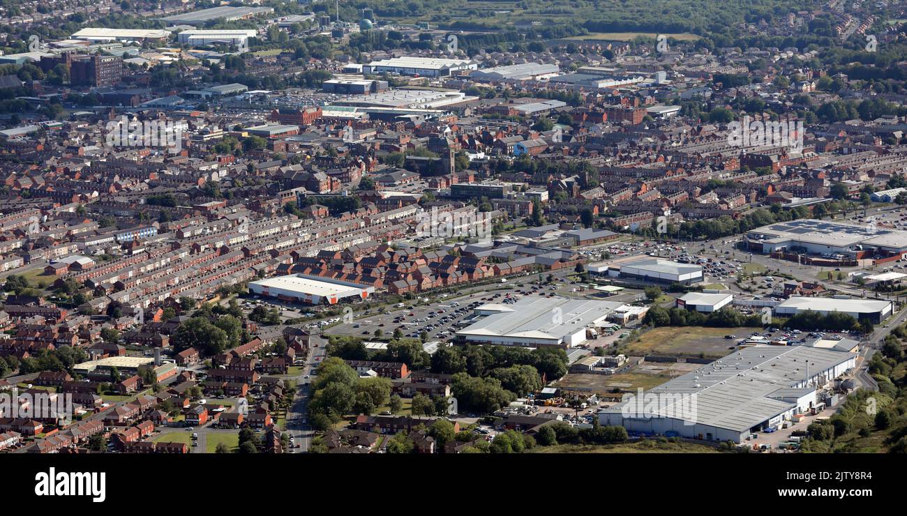 Vue aérienne de Leigh dans le Lancashire, en direction du sud vers le supermarché B&Q et Asda Leigh Supercenter Banque D'Images