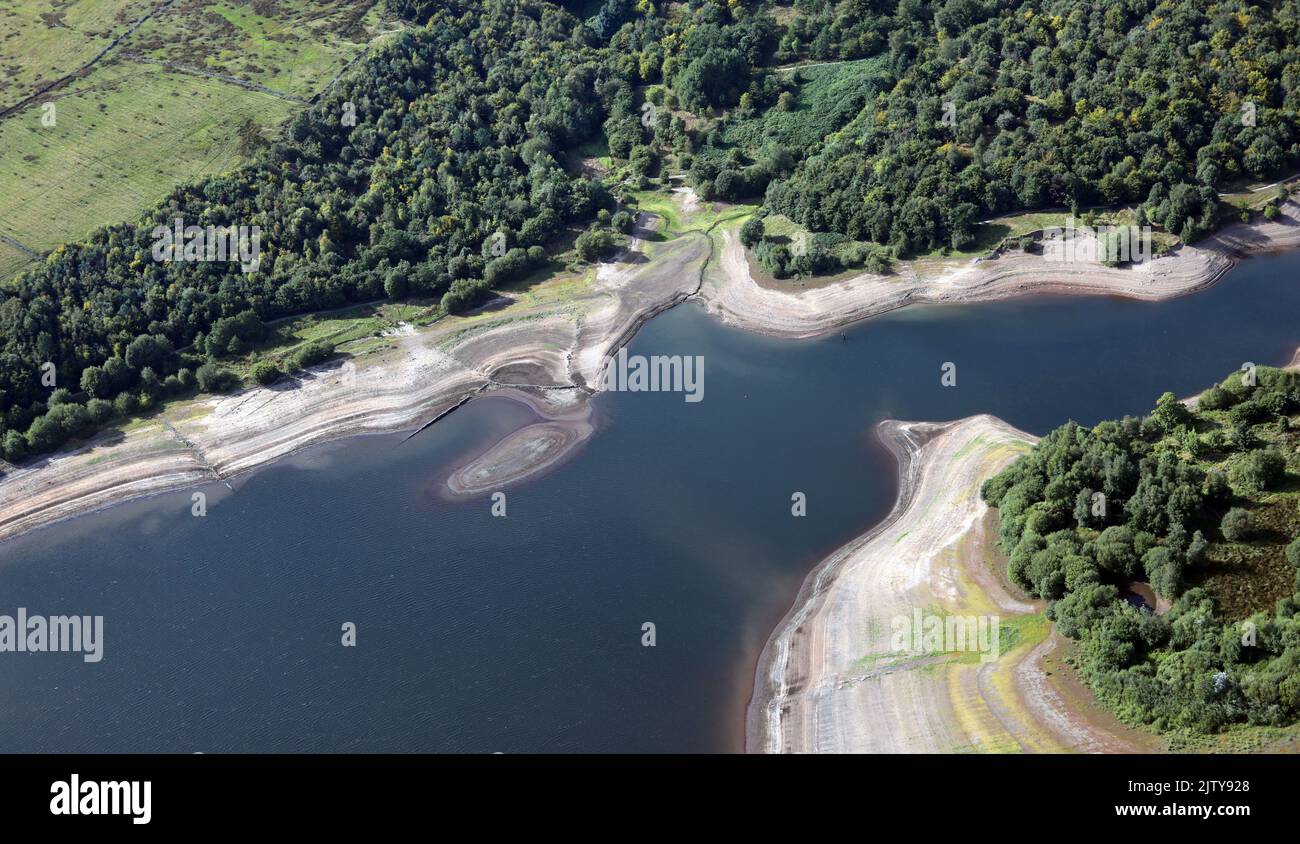 2022 vue aérienne d'une partie du réservoir Watergrove, asséché en raison d'un manque d'eau. À Wardle, près de Rochdale, Lancashire Banque D'Images