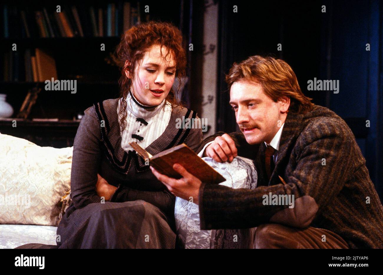 Claire Hackett (Maggie), Neil Dudgeon (Ernest Lambert) dans La NUIT DU VENDREDI d'Un COLLIER par D.H. Lawrence au Greenwich Theatre, Londres SE10 26/10/1987 design: Kenny Miller éclairage: Gerry Jenkinson directeur: John Dove Banque D'Images