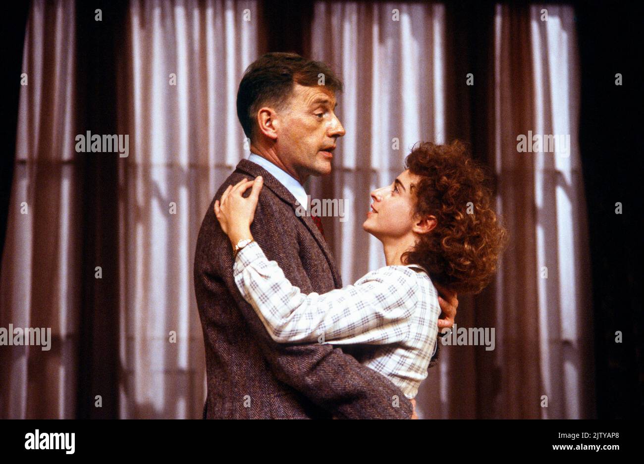 Peter Blythe (Michael Dennis), Katharine Schlesinger (Rose Pemberton) dans LE SALON par Graham Greene au Royalty Theatre, Londres WC2 22/10/1987 conception: Carl Toms éclairage: Leonard Tucker directeur: Bryan Forbes Banque D'Images