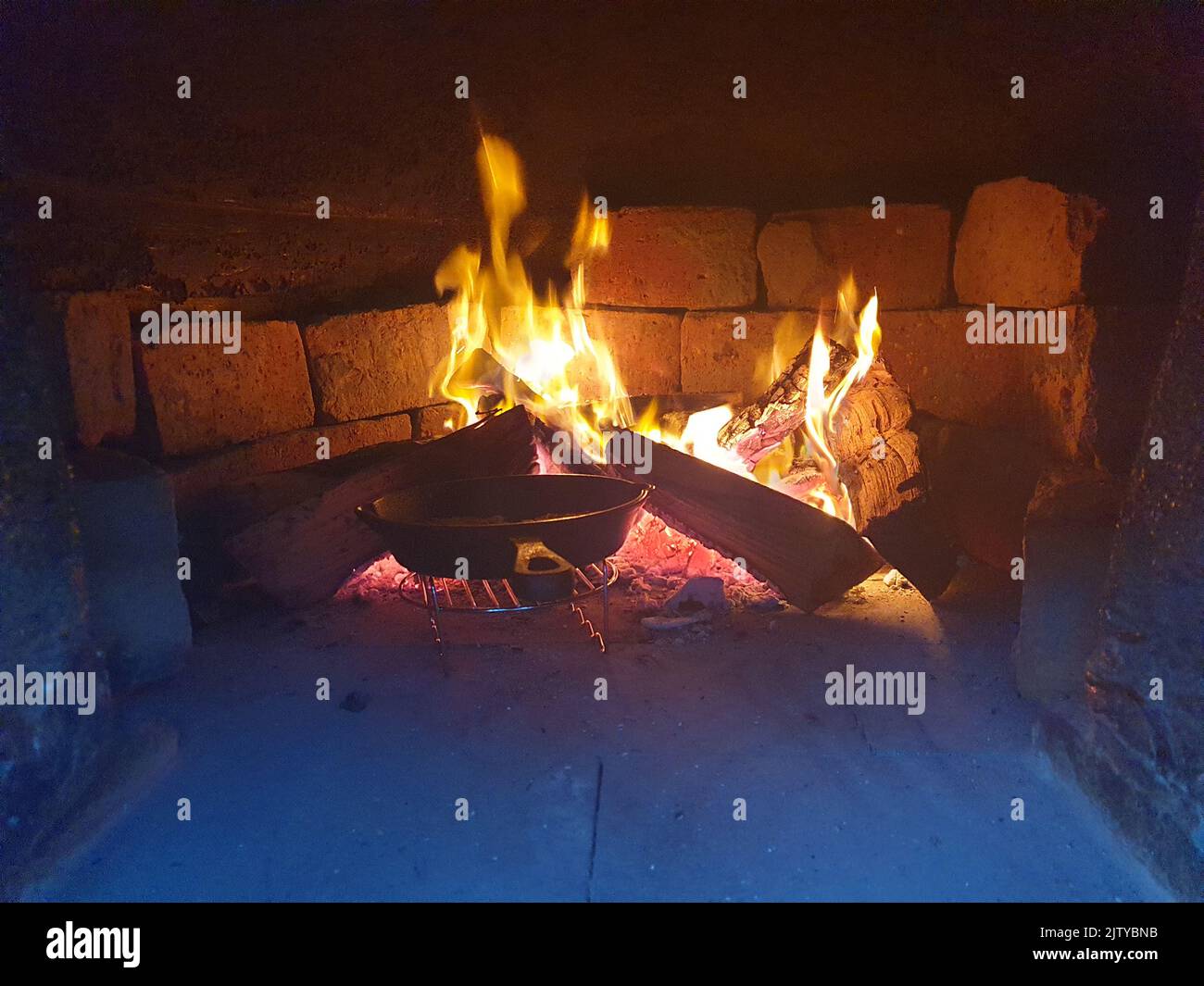 cuisiner sur un four extérieur au feu de bois pendant une coupure de courant au royaume-uni Banque D'Images