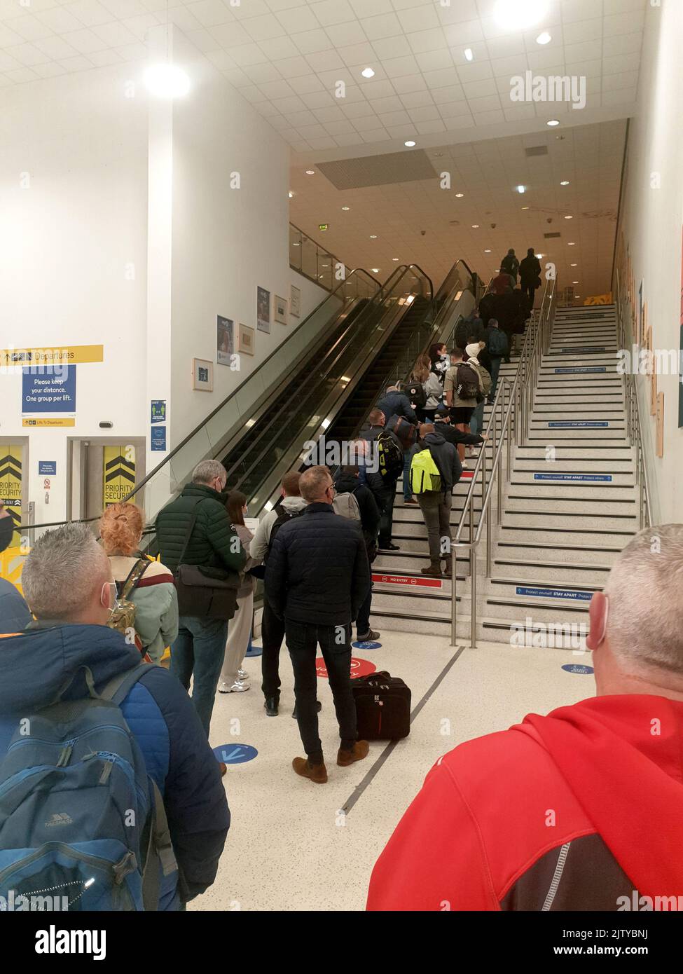 longues files d'attente pour la sécurité pendant les retards d'aéroport en 2021 à l'aéroport international de belfast en irlande du nord Banque D'Images