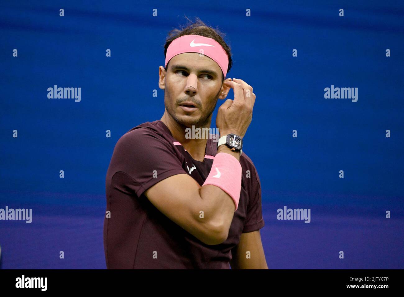 Queens, NY, États-Unis. 01st septembre 2022. **PAS de journaux NY** Rafael Nadal (ESP) continue à jouer avec un bandage sur le nez après qu'il s'est frappé dans le visage avec sa raquette jouant contre Fabio Fognini (ITA) pendant leur match pendant l'US Open 2022 au Centre national de tennis de l'USTA Billie Jean King sur 1 septembre, 2022 à Queens, New York. Crédit : Mpi04/Media Punch/Alamy Live News Banque D'Images