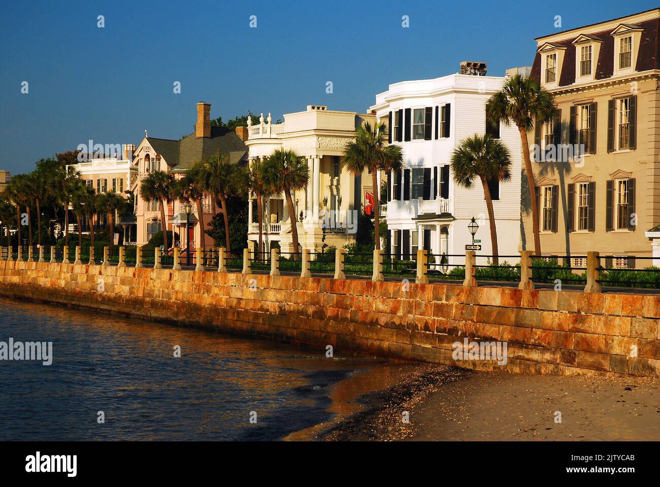 De belles maisons bordent le front de mer sur East Battery Street à Charleston, en Caroline du Sud Banque D'Images