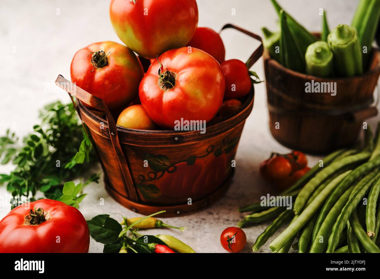 Encore la vie de légumes frais de la maison cerises tomates haricots verts poivron rouge piments okra et feuilles de moringa Banque D'Images