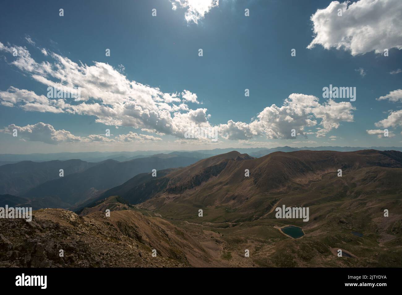 Une vue aérienne des montagnes dans un parc national des lacs Milfons en France Banque D'Images