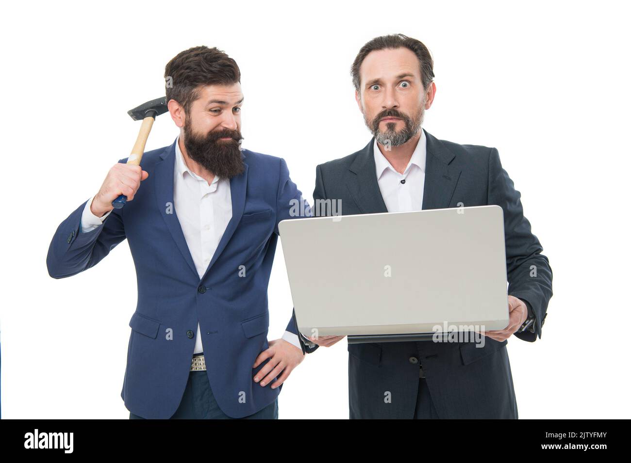 Virus détecté. Les hommes d'affaires détiennent un ordinateur infecté par un virus. Des hommes désespérés avec un marteau et un ordinateur portable. Protection contre les virus. Logiciel antivirus. Cybersecuri Banque D'Images