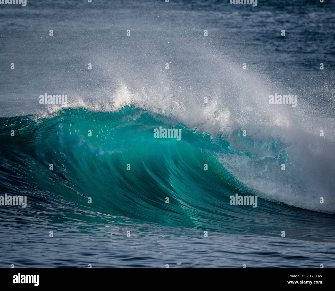 De superbes vagues d'aqua turquoise qui s'envolent depuis le récif de Porthleven. Sortir de l'obscurité pour révéler leur véritable beauté et leur forme. Banque D'Images