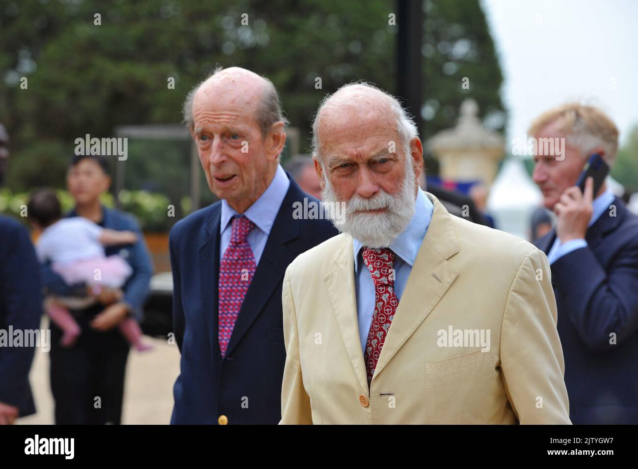 Son Altesse Royale le duc de Kent (à gauche) et son Altesse Royale le prince Michael de Kent (à droite) lors des Concours d'élégance de 2022 qui se déroulent dans les jardins du palais de Hampton court, Londres, Royaume-Uni. Les concours d'élégance rassemblent une sélection de 80 des voitures les plus rares du monde, dont beaucoup n'auront jamais été vues auparavant au Royaume-Uni. En complément des concours d'élégance, vous pourrez également présenter d'autres voitures automobiles, y compris les participants au Club Trophée. Crédit : Michael Preston/Alay Live News Banque D'Images