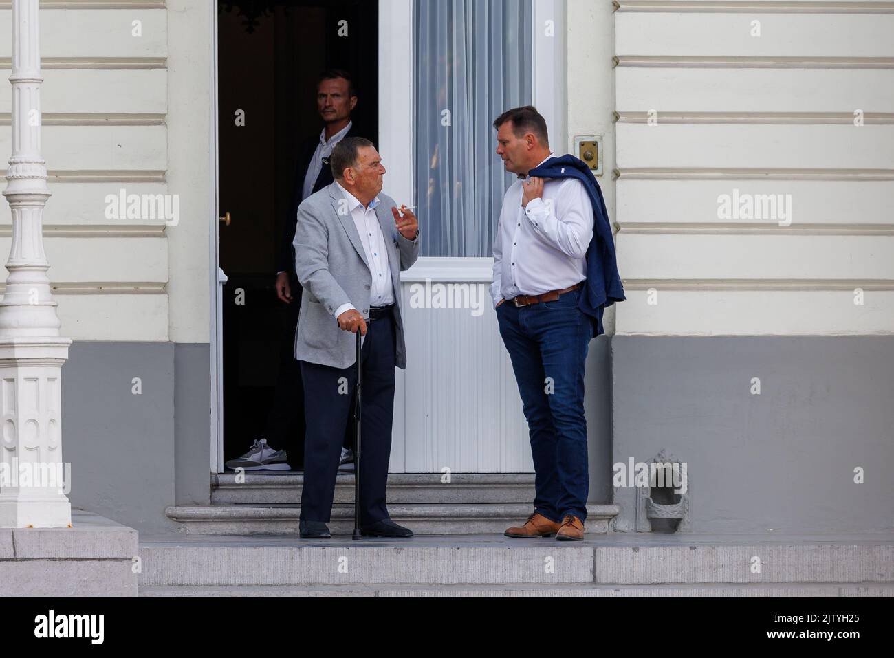 Le maire d'Ardooie, Carlos Kallens, et le maire de Wingene, Lieven Huys, photographiés lors d'une action de protestation des agriculteurs locaux contre le réseau haute tension Ventilus à la résidence du gouverneur de Flandre Occidentale à Bruges le vendredi 02 septembre 2022. Depuis des années, plusieurs municipalités ont assisté à des manifestations contre le projet Ventilus, une nouvelle ligne à haute tension en Flandre Occidentale, destinée à apporter de l'énergie éolienne offshore à terre. Ventilus fonctionne en partie via les lignes haute tension existantes, mais inclut également des kilomètres de nouvelles lignes aériennes, parallèles à la E403 voies haute. Les maires des municipalités ont impliqué un Banque D'Images