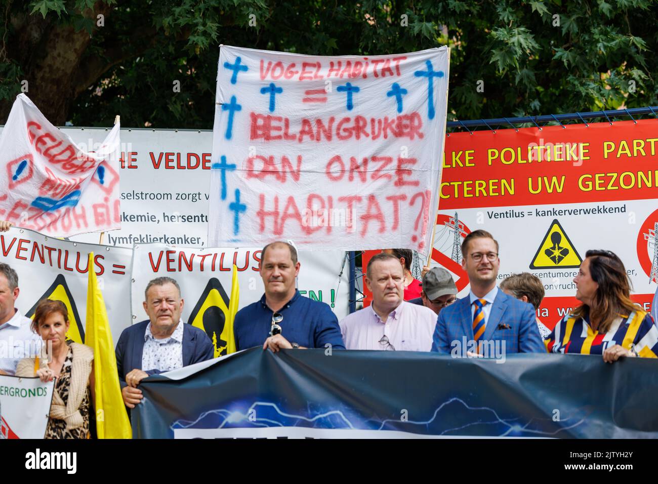 L'illustration montre une action de protestation des agriculteurs locaux contre le réseau haute tension Ventilus à la résidence du gouverneur de Flandre Occidentale à Bruges le vendredi 02 septembre 2022. Depuis des années, plusieurs municipalités ont assisté à des manifestations contre le projet Ventilus, une nouvelle ligne à haute tension en Flandre Occidentale, destinée à apporter de l'énergie éolienne offshore à terre. Ventilus fonctionne en partie via les lignes haute tension existantes, mais inclut également des kilomètres de nouvelles lignes aériennes, parallèles à la E403 voies haute. Les maires des municipalités concernées et un certain nombre de groupes d'action travaillent à tirer le Banque D'Images