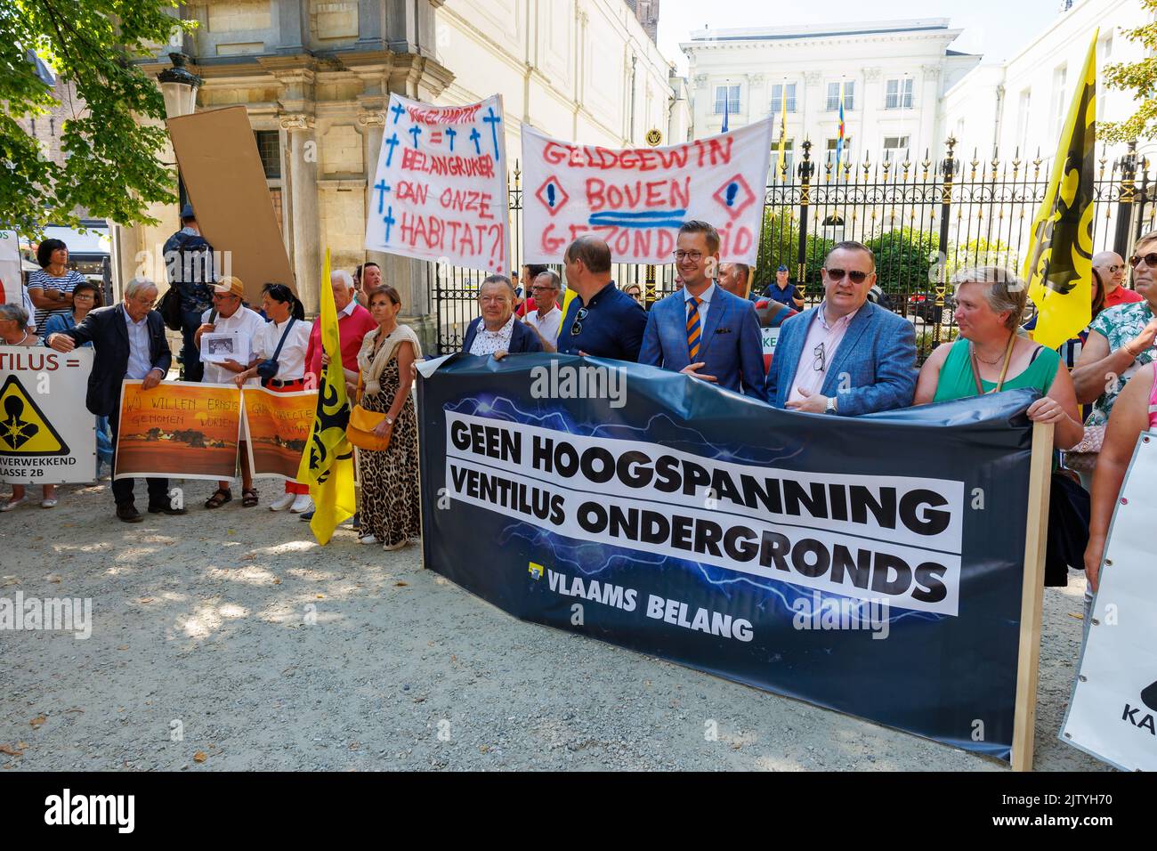L'illustration montre une bannière de Vlaams Belang, lors d'une action de protestation des agriculteurs locaux contre le réseau haute tension Ventilus à la résidence du gouverneur de Flandre Occidentale à Bruges le vendredi 02 septembre 2022. Depuis des années, plusieurs municipalités ont assisté à des manifestations contre le projet Ventilus, une nouvelle ligne à haute tension en Flandre Occidentale, destinée à apporter de l'énergie éolienne offshore à terre. Ventilus fonctionne en partie via les lignes haute tension existantes, mais inclut également des kilomètres de nouvelles lignes aériennes, parallèles à la E403 voies haute. Les maires des municipalités concernées et un certain nombre de loi Banque D'Images