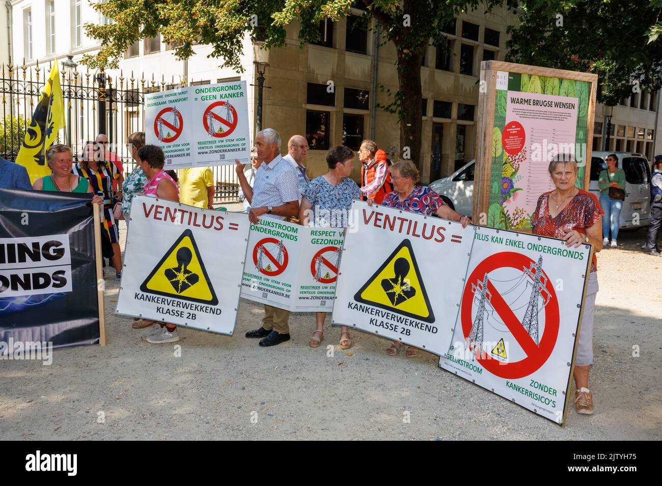 L'illustration montre une action de protestation des agriculteurs locaux contre le réseau haute tension Ventilus à la résidence du gouverneur de Flandre Occidentale à Bruges le vendredi 02 septembre 2022. Depuis des années, plusieurs municipalités ont assisté à des manifestations contre le projet Ventilus, une nouvelle ligne à haute tension en Flandre Occidentale, destinée à apporter de l'énergie éolienne offshore à terre. Ventilus fonctionne en partie via les lignes haute tension existantes, mais inclut également des kilomètres de nouvelles lignes aériennes, parallèles à la E403 voies haute. Les maires des municipalités concernées et un certain nombre de groupes d'action travaillent à tirer le Banque D'Images