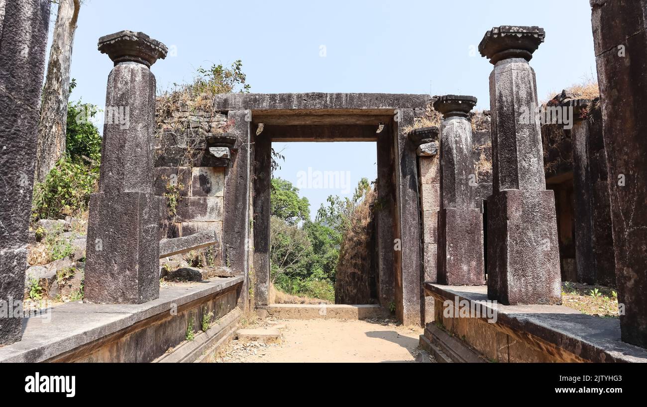 Ruines du fort Kavaledurga, murs déchus du fort, Tirthahalli, Shimoga, Karnataka. Banque D'Images