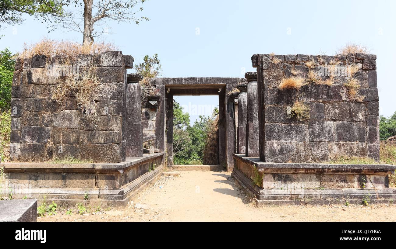 Ruines du fort Kavaledurga, murs déchus du fort, Tirthahalli, Shimoga, Karnataka. Banque D'Images