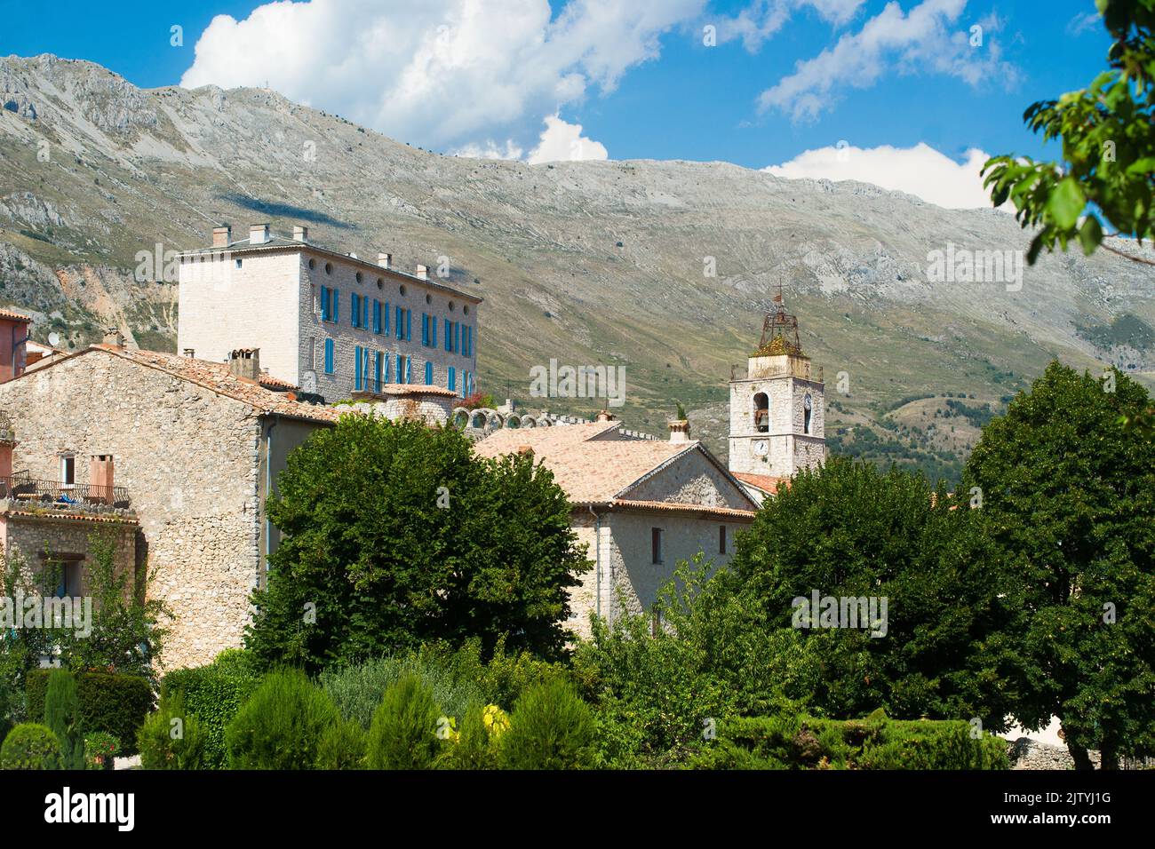 Église et château de Cipières dans le sud de la France en été Banque D'Images