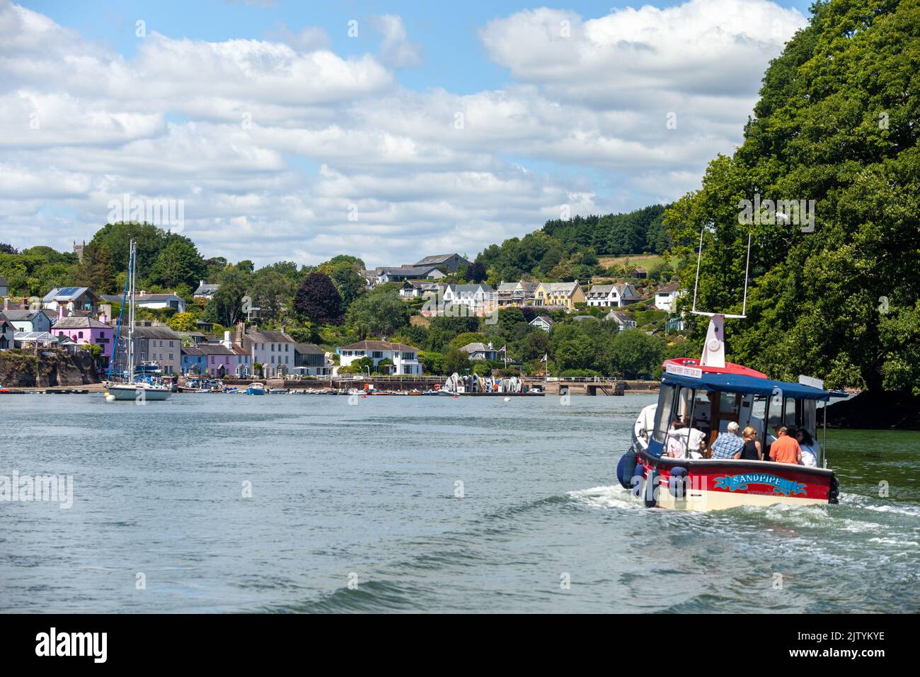 Un petit ferry naviguant jusqu'au village de Dittisham à Devon. Banque D'Images