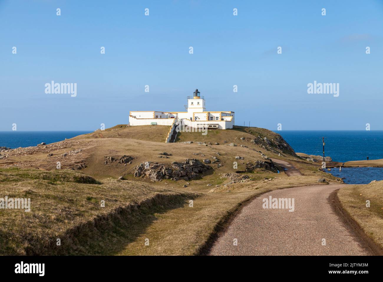 Strathy point Lighthouse situation à l'extrémité d'une péninsule au sommet de l'Écosse entre Cape Wrath et Joan O'Groats. Banque D'Images