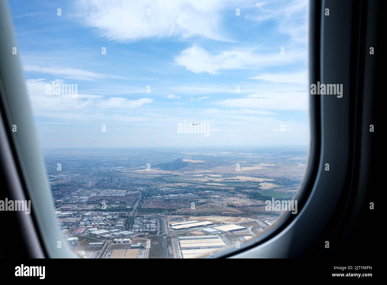 En regardant par la fenêtre depuis l'intérieur de la cabine en voyageant en avion de Madrid à grenade, sur un avion Bombardier CRJ1000, en Espagne Banque D'Images