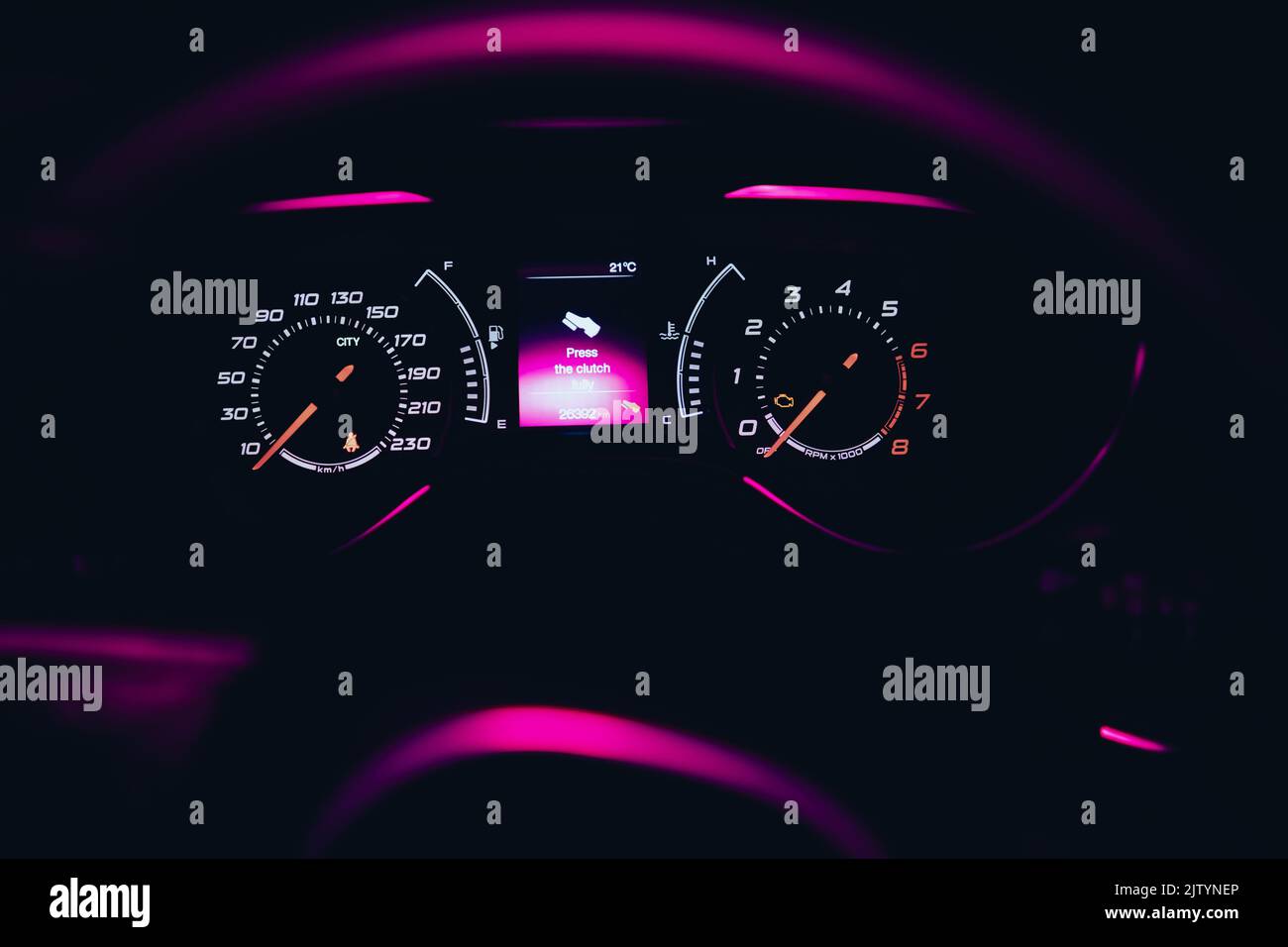 Habitacle de la Fiat Tipo Cockpit avec éclairage ambiant. Banque D'Images
