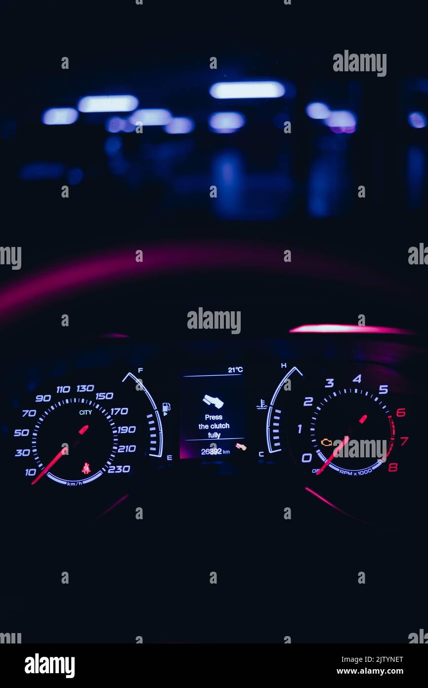 Habitacle de la Fiat Tipo Cockpit avec éclairage ambiant. Banque D'Images