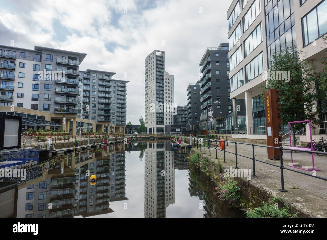 Vue vers Clarence House, Leeds Dock, un développement mixte avec des commerces, des bureaux et des installations de loisirs au bord de la rivière aire, Leeds, West Yorkshire, Royaume-Uni. Banque D'Images