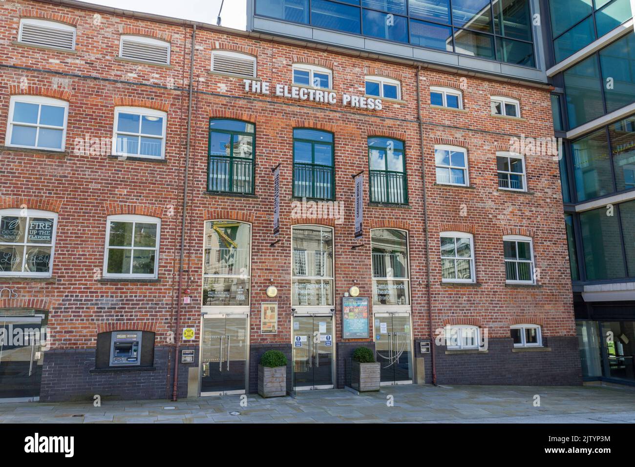 Le bâtiment emblématique de la presse électrique classé Grade 2 et l'entrée au théâtre Carriageworks à Leeds, West Yorkshire, Royaume-Uni. Banque D'Images