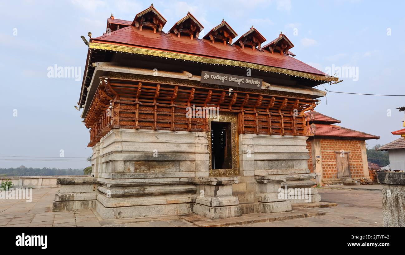 Le temple Shri Rameshwara de style Kerala, situé sur la rive de la rivière Tunga, Tirthahalli, Shimoga, Karnataka, Inde. Banque D'Images