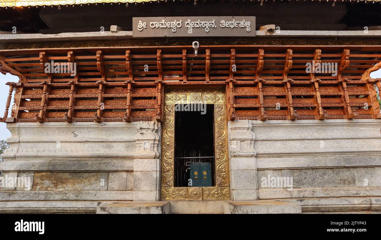 Le temple Shri Rameshwara de style Kerala, situé sur la rive de la rivière Tunga, Tirthahalli, Shimoga, Karnataka, Inde. Banque D'Images