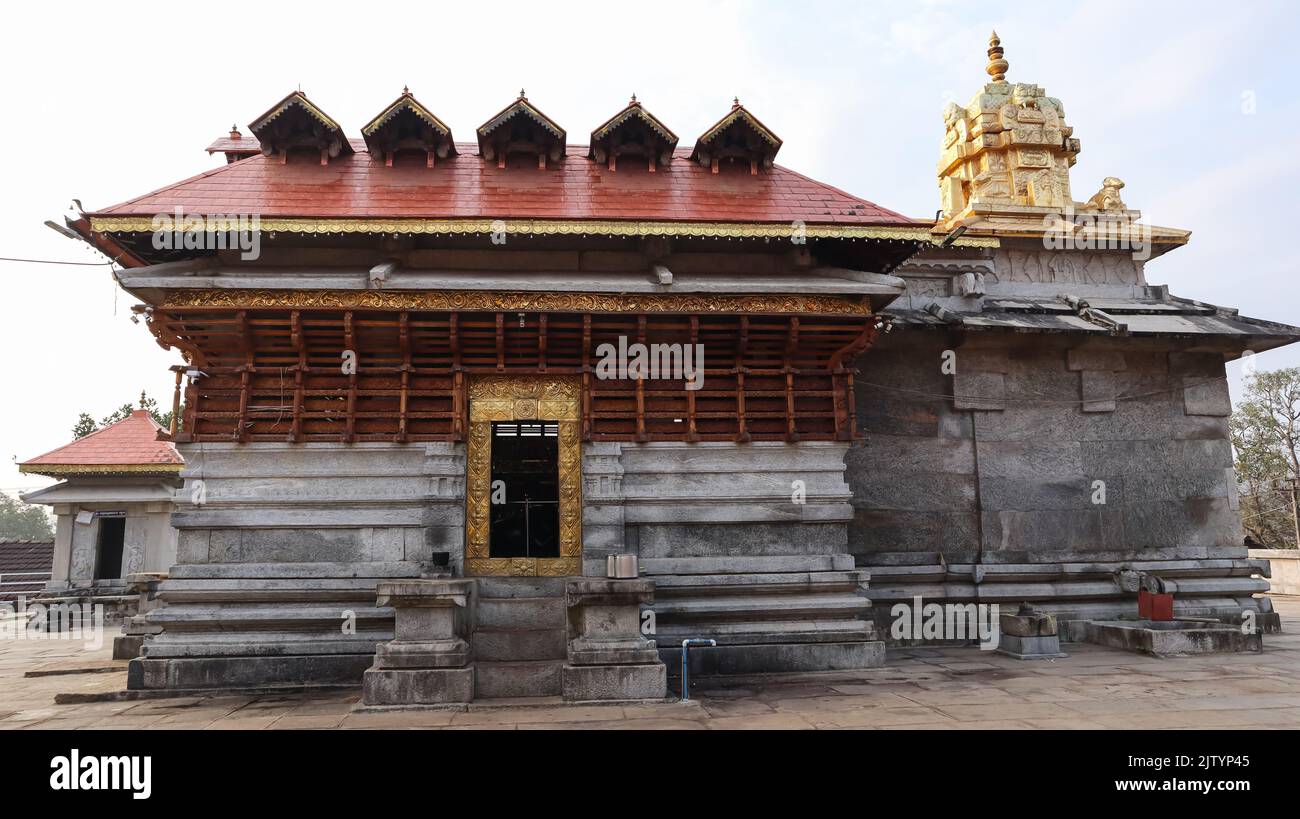Le temple Shri Rameshwara de style Kerala, situé sur la rive de la rivière Tunga, Tirthahalli, Shimoga, Karnataka, Inde. Banque D'Images
