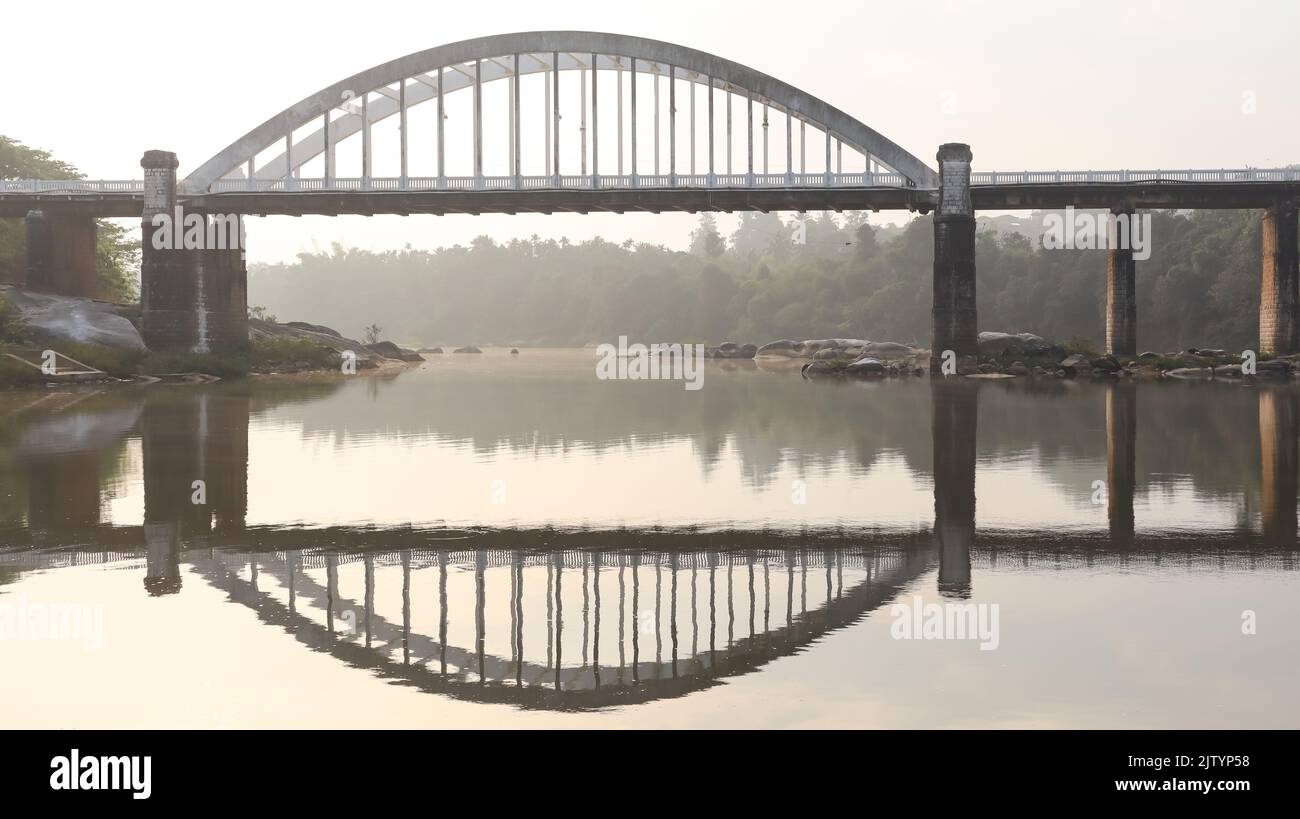 La vue tôt le matin de la résection du pont dans la rivière Tunga, Tirthahalli, Shimoga, Karnataka, Inde. Banque D'Images