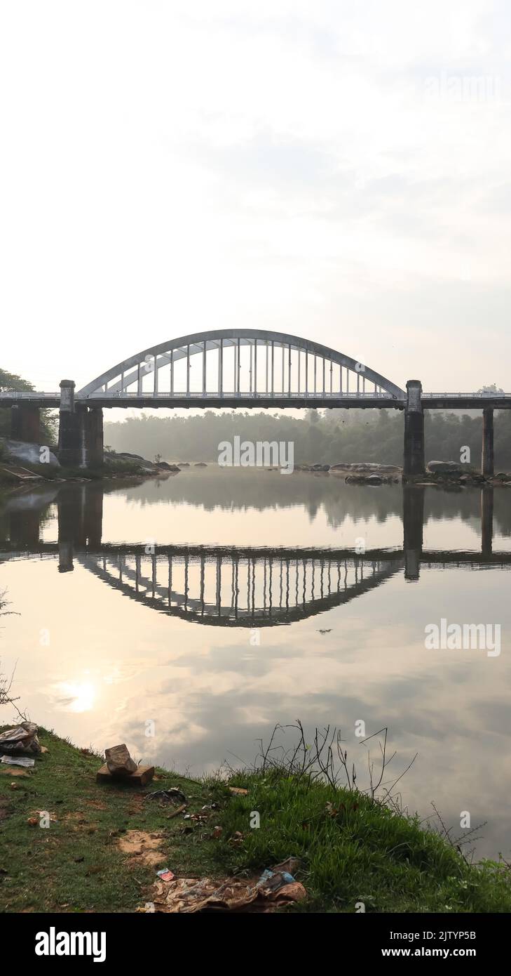 La vue tôt le matin de la résection du pont dans la rivière Tunga, Tirthahalli, Shimoga, Karnataka, Inde. Banque D'Images