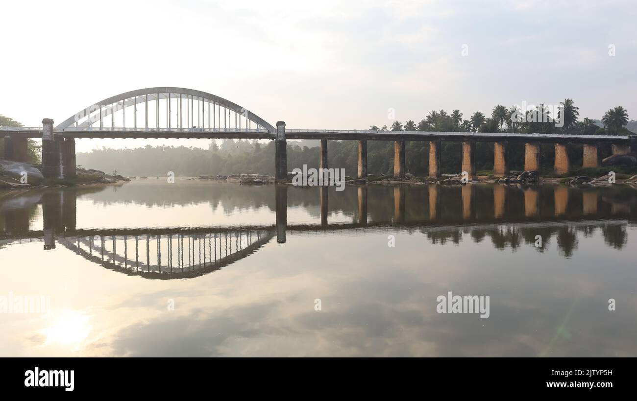 La vue tôt le matin de la résection du pont dans la rivière Tunga, Tirthahalli, Shimoga, Karnataka, Inde. Banque D'Images