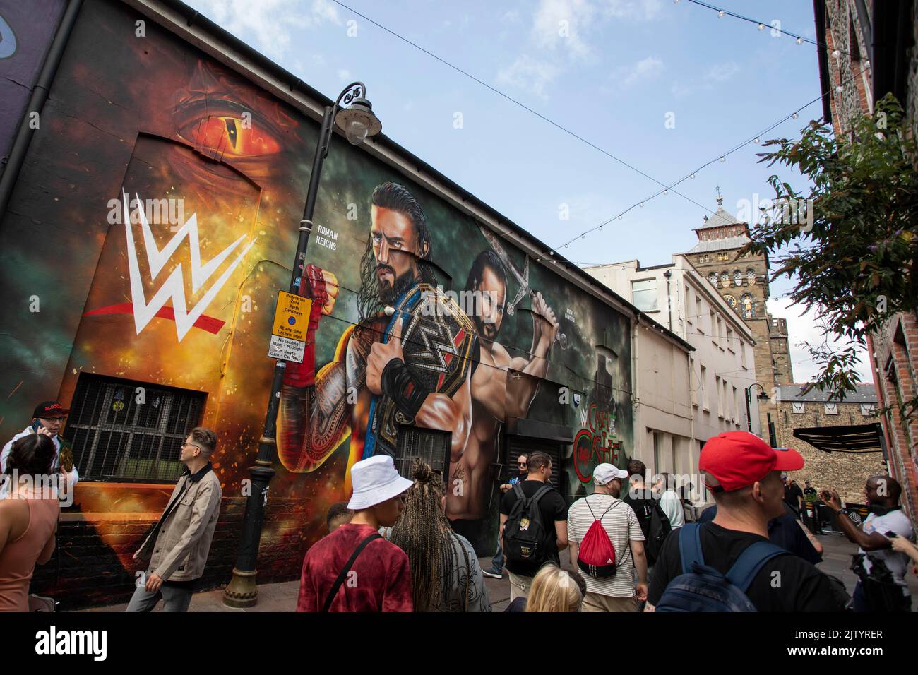 Cardiff, pays de Galles, Royaume-Uni. 2nd septembre 2022. Une fresque de lutteurs Romaine règne et dessine McIntyre près du château de Cardiff, tandis que l'excitation se développe pour la WWE Clash à l'événement de lutte du château au stade de la Principauté le 3 septembre. Crédit : Mark Hawkins/Alay Live News Banque D'Images