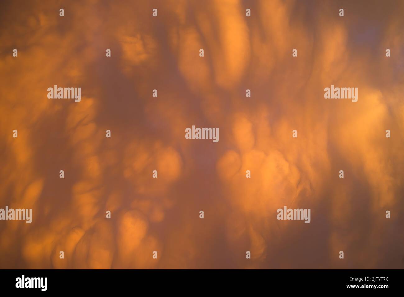 Ciel nuageux au feu au coucher du soleil Banque D'Images