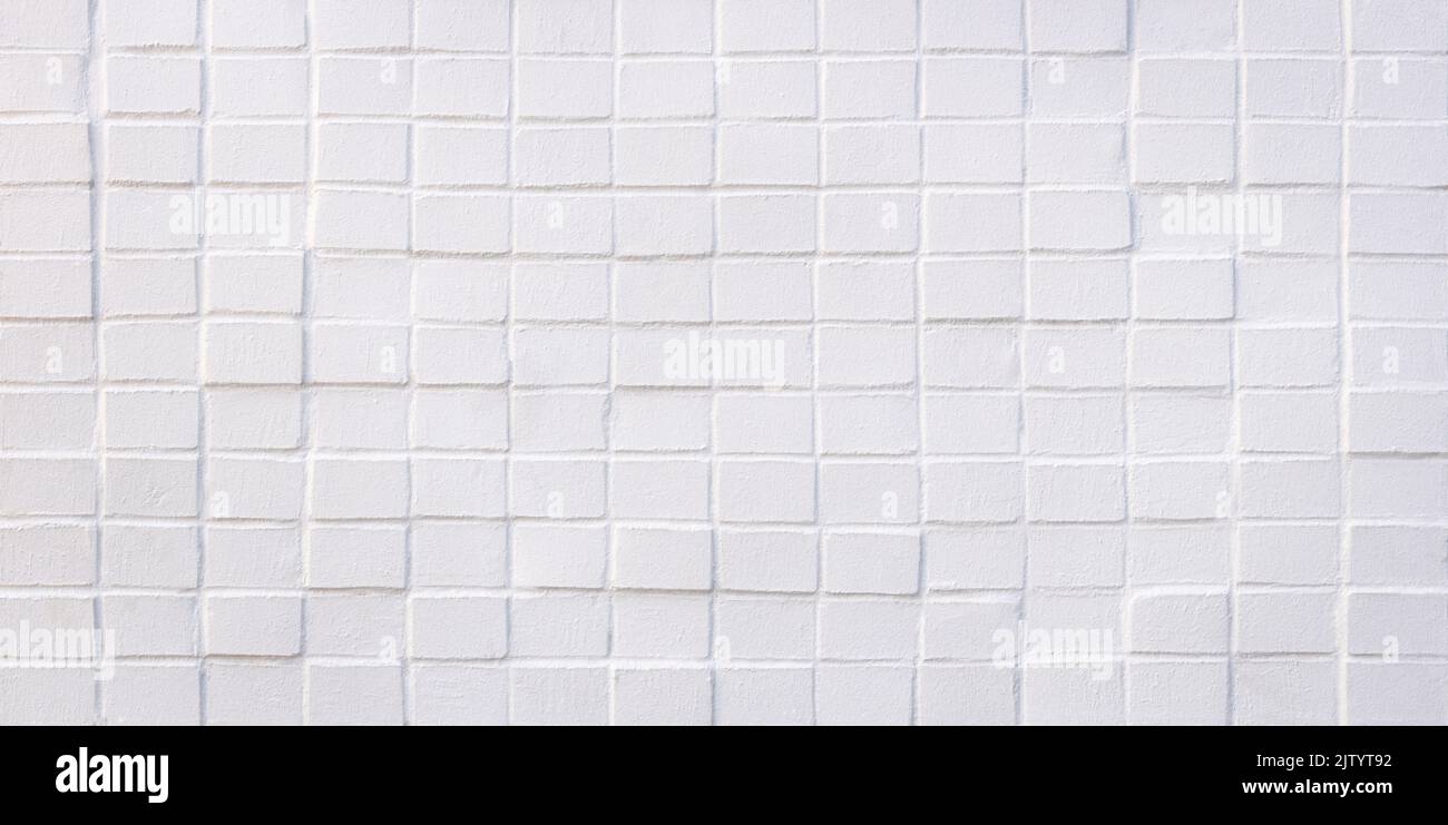 Mur de briques inégal peint en blanc Banque D'Images