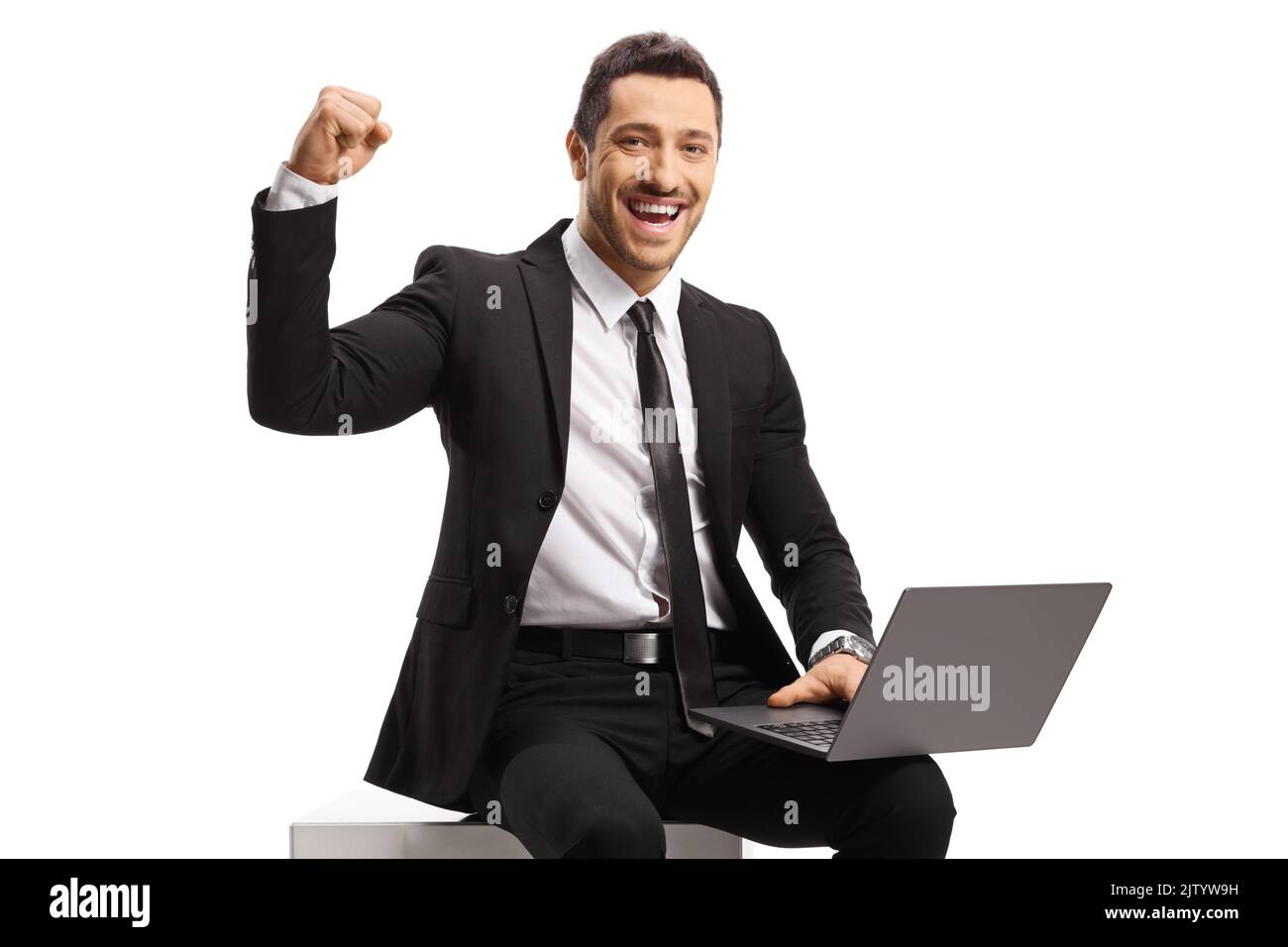 Homme d'affaires assis avec un ordinateur portable qui fait des gestes de bonheur et sourire à l'appareil photo isolé sur fond blanc Banque D'Images