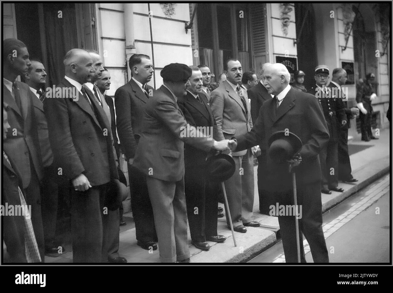 MARÉCHAL PETAIN VICHY FRANCE - JUILLET 22 1944 : le Maréchal Petain, chef français de Vichy France, serre la main avec M. Xavier Vallat pendant la relève de la Garde. 22 juillet 1944 France Xavier Vallat et Philippe Pétain 1944 de 1940 à 1944, pendant la Seconde Guerre mondiale, il a été chef du régime collaborationniste nazi de la France de Vichy. Banque D'Images