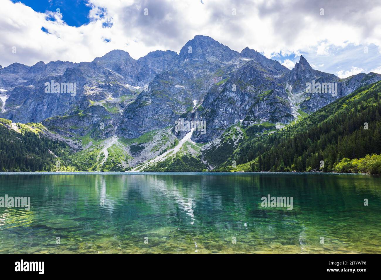 Lac de Morskie Oko ou l'oeil de la mer, dans la chaîne de montagnes des Hautes Tatras du Parc national de Tatra Banque D'Images