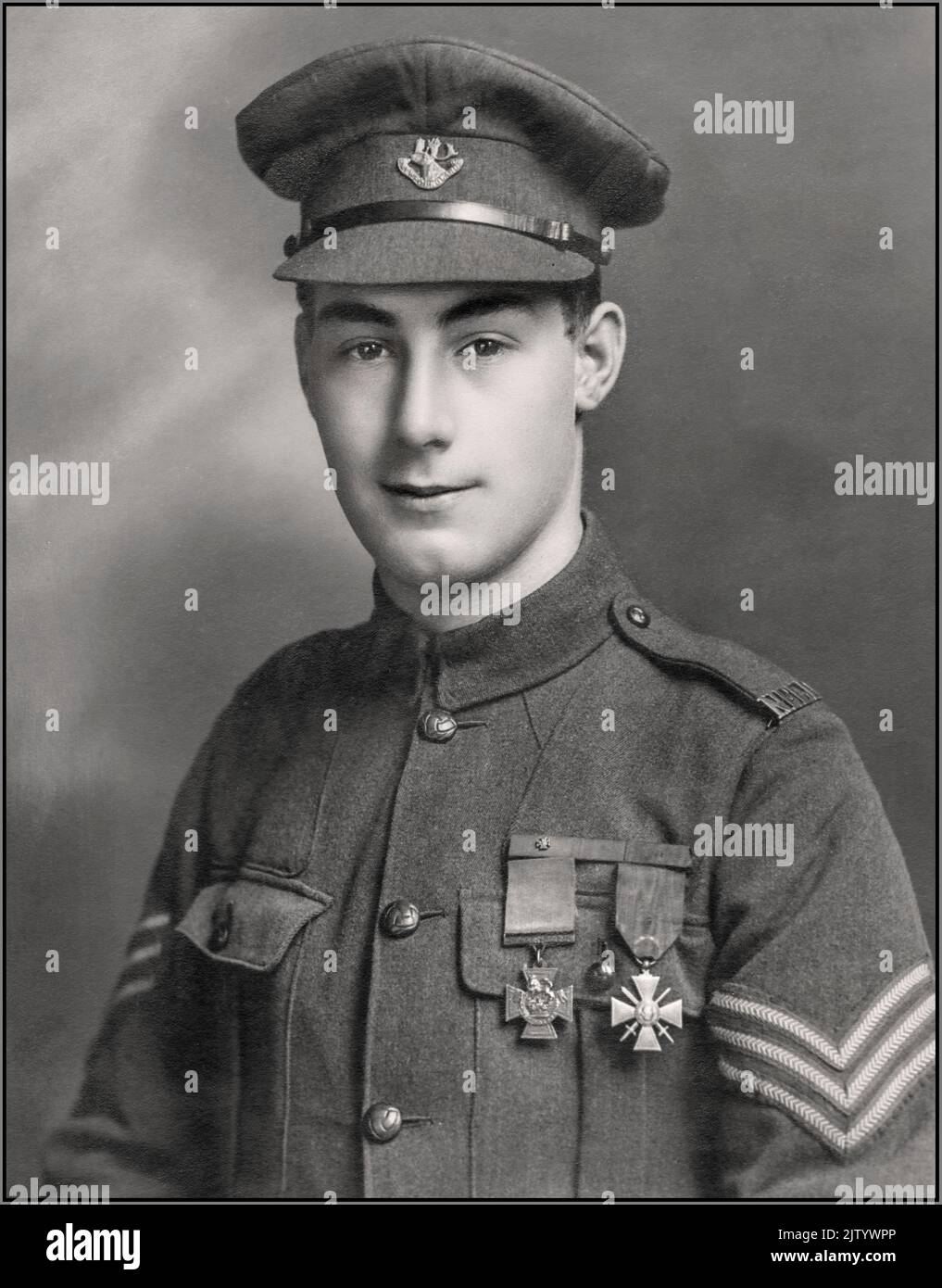CROIX DE VICTORIA Thomas Ricketts, VC en 1918 pendant la première Guerre mondiale, le soldat de Terre-Neuve Tommy Ricketts, âgé de 17 ans, est devenu le plus jeune récipiendaire de la Croix de Victoria. Ricketts, âgé de 17 ans et privé du bataillon de 1st du Royal Newfoundland Regiment pendant la première Guerre mondiale, a été cité dans le London Gazette pour ses actions sur 14 octobre 1918. « Au moment de l'avancée depuis Ledeghem (Belgique), l'attaque a été temporairement suspendue par de lourds incendies hostiles, et le peloton auquel il appartenait a été gravement blessé par l'incendie d'une batterie au point WW1 Banque D'Images