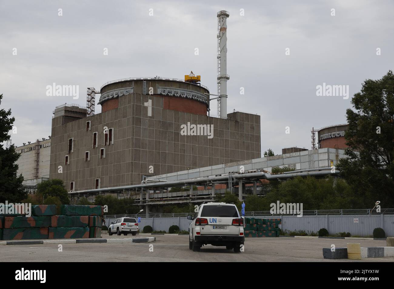 Enerhodar. 1st septembre 2022. Un cortège transportant la mission d'experts de l'Agence internationale de l'énergie atomique (AIEA) arrive à la centrale nucléaire de Zaporizhjia, dans le sud de l'Ukraine, le 1 septembre 2022. Une équipe de l'Agence internationale de l'énergie atomique (AIEA) s'est jointe à la centrale nucléaire de Zaporizhzhia (NPP) dans le sud de l'Ukraine, a déclaré jeudi l'exploitant d'énergie nucléaire d'État Energoatom. Credit: Victor/Xinhua/Alay Live News Banque D'Images