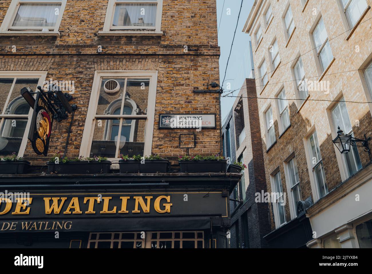 Londres, Royaume-Uni - 26 août 2022: Vue à angle bas d'un panneau de nom de rue sur un bâtiment sur la rue Watling dans la ville de Londres, le célèbre di financier de Londres Banque D'Images
